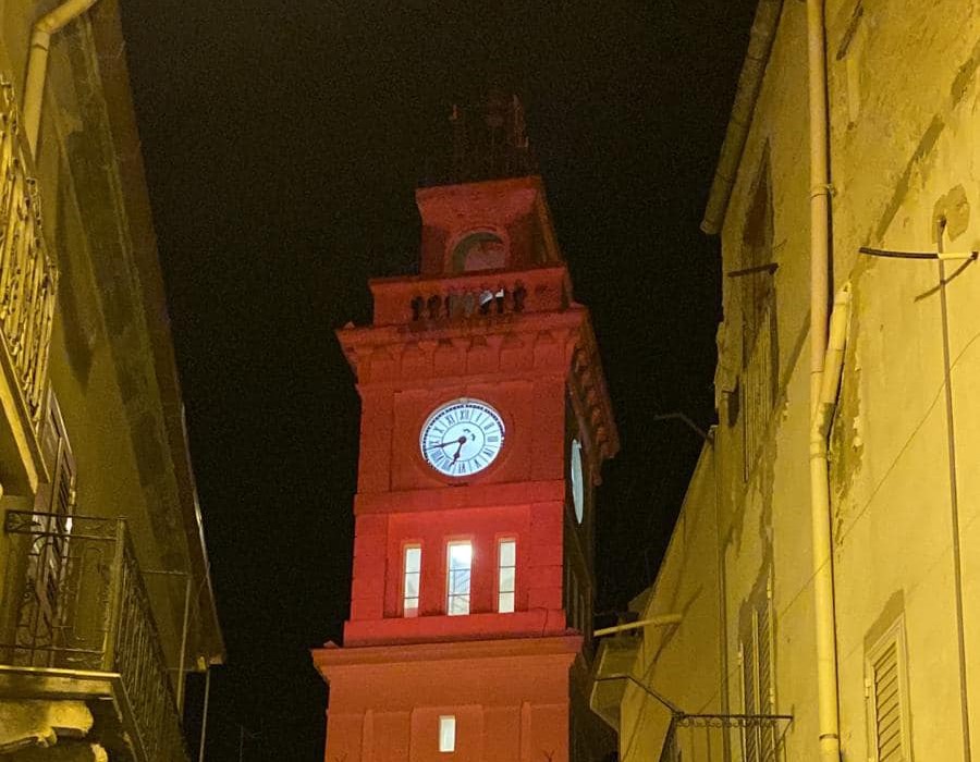 Sommatino. Per la Giornata mondiale contro la violenza sulle donne illuminata a rosso la Torre Civica