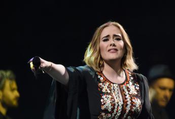 Adele si commuove a Las Vegas: “Mi mancherete terribilmente”