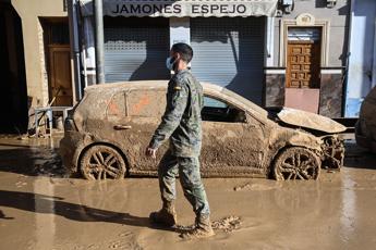 Alluvione Spagna, 213 morti. Il parcheggio di Valencia sommerso: “È un cimitero”