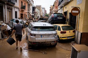 Alluvione Spagna, continua allerta meteo. La rabbia di Valencia contro re Felipe e Sanchez