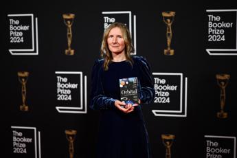 Booker Prize, Samantha Harvey vince con il romanzo ‘Orbital’