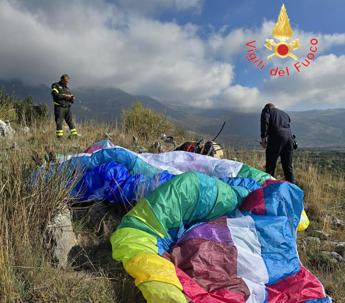 Cosenza, si schianta col parapendio: muore a 57 anni