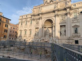 Fontana di Trevi, Gualtieri inaugura passerella: “Biglietto? Valuteremo”