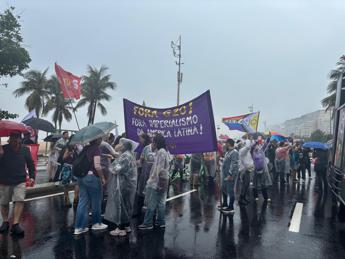 G20, corteo manifestanti su lungomare Copacabana: “Più giustizia e diritti”