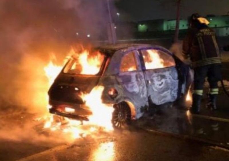 Caltanissetta, rubano 500 e dopo inseguimento si schiantano in autostrada: auto a fuoco e ladri in fuga