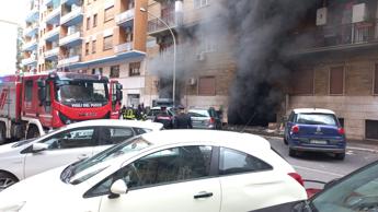 Incendio in garage condominiale a Roma, palazzo evacuato e intossicata un’anziana