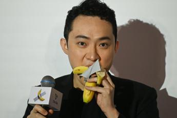 Justin Sun ha mangiato la banana di Cattelan, l’ha pagata 6,2 milioni