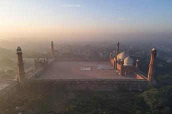 Lahore soffoca, smog a livelli record