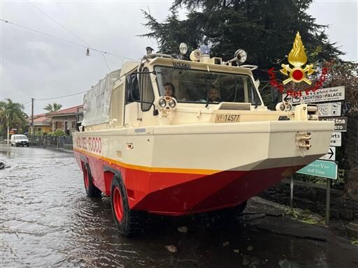 Maltempo nel Catanese, strade si trasformano in fiumi: 64 interventi dei Vigili del Fuoco