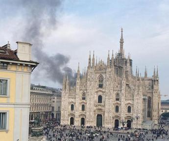 Milano, incendio in centro: palazzo evacuato, fumo in Duomo