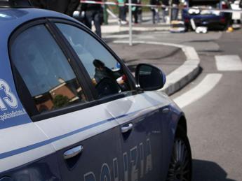 Napoli, donna si lancia da un’auto in corsa per sottrarsi agli abusi: arrestato 38enne