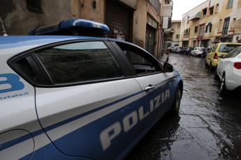 Napoli, piastra metallica cade da balcone e colpisce una donna: è grave