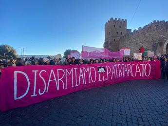 Non Una di Meno, corteo a Roma: “In piazza perché il patriarcato esiste e continua ad ucciderci”