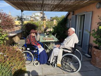 Papa Francesco da Emma Bonino, le rose e il saluto in piemontese