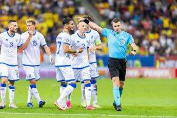 Polemiche in Romania-Kosovo: cori pro Serbia, i calciatori ospiti lasciano il campo