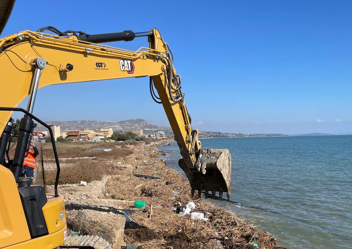 Licata. Avviati i lavori alla foce del fiume Salso dopo le alluvioni di ottobre