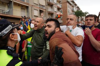 Sanchez, visita dopo alluvione Valencia: insulti e oggetti, premier va via – Video