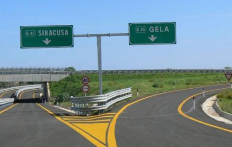 Crolla caseggiato del borgo antico di Cassibile, detriti all’ingresso dell’autostrada Siracusa-Gela