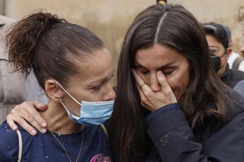 Spagna, regina Letizia scoppia in lacrime sui luoghi alluvione – Video