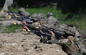 Ucraina, Scholz a sorpresa a Kiev: “650 milioni di euro di nuovi aiuti militari”