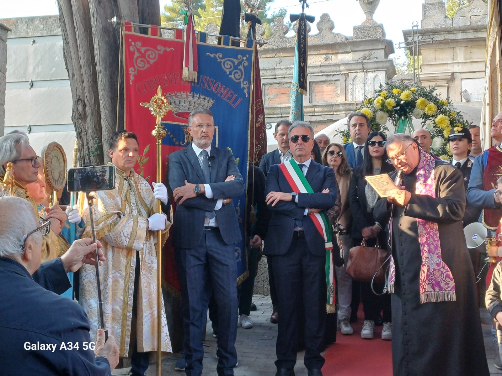 Mussomeli, preghiere e fiori pe i defunti. Corteo Primo Novembre confraternite con le Autorità al camposanto