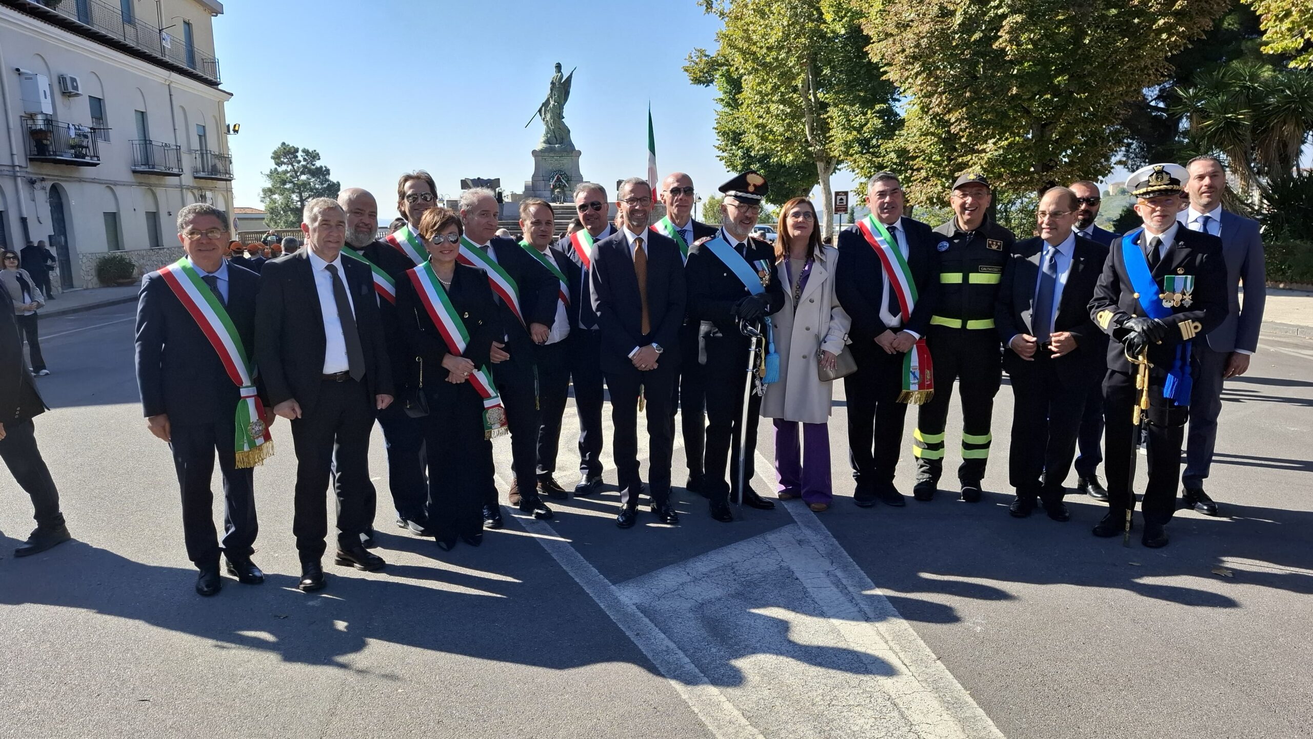 Caltanissetta. Giornata dell’Unità Nazionale e delle Forze Armate, deposta corona di alloro davanti il Monumento ai caduti