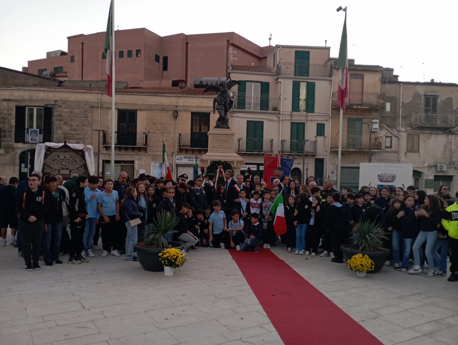 Mussomeli, Giornata del 4 novembre: Omaggio delle Autorità e scolaresche al Monumento dei Caduti