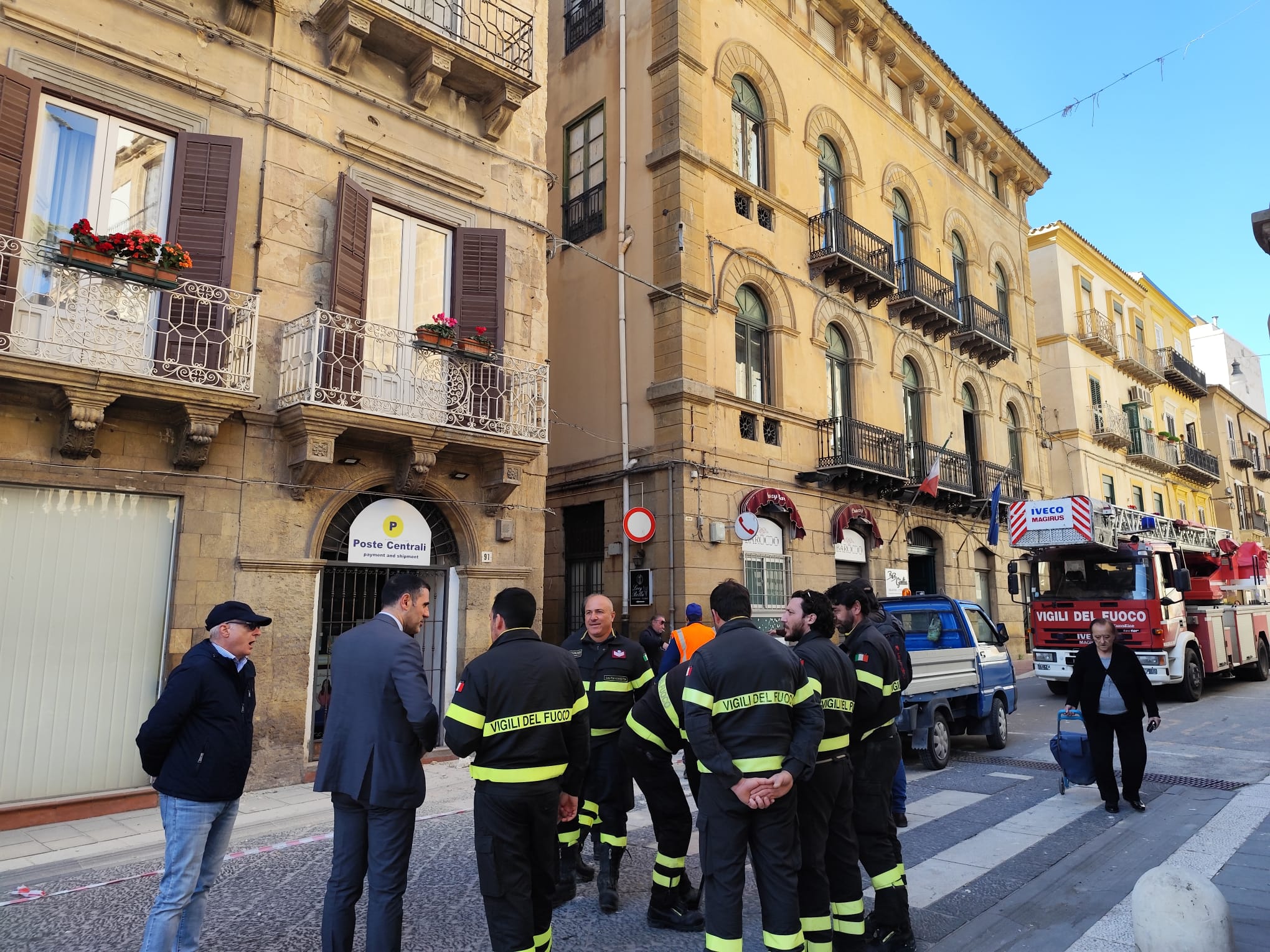 Caltanissetta, calcinacci si staccano da prospetto in Corso Umberto: transito momentaneamente chiuso. Area messa in sicurezza dai Vigili del fuoco