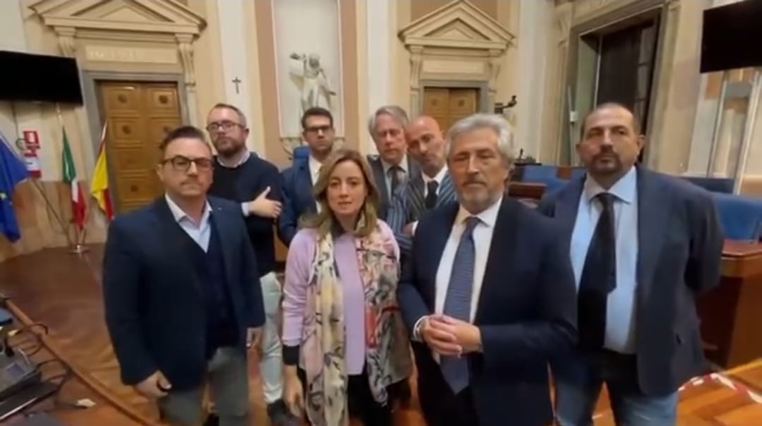 Caltanissetta. L’opposizione occupa l’aula consiliare come forma di protesta: “Pessima gestione dell’emergenza idrica”