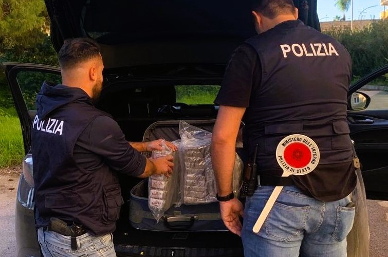 Gela. Nascondeva 20 chili di hashish nel cofano dell’auto, arrestato 20enne