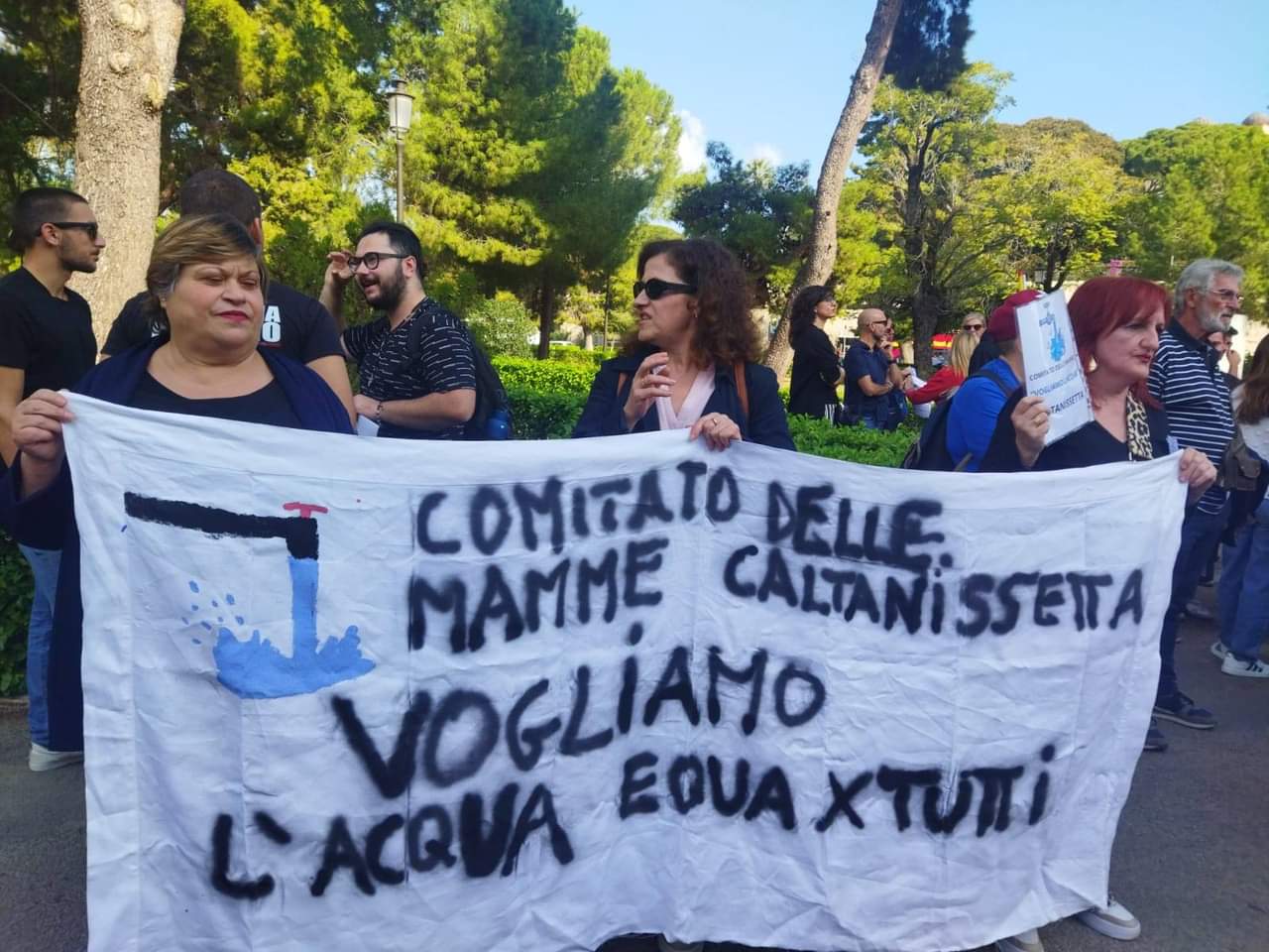 “Acqua equa per tutti”: cittadini di Caltanissetta, Enna e Agrigento manifestano davanti Palazzo d’Orleans a Palermo