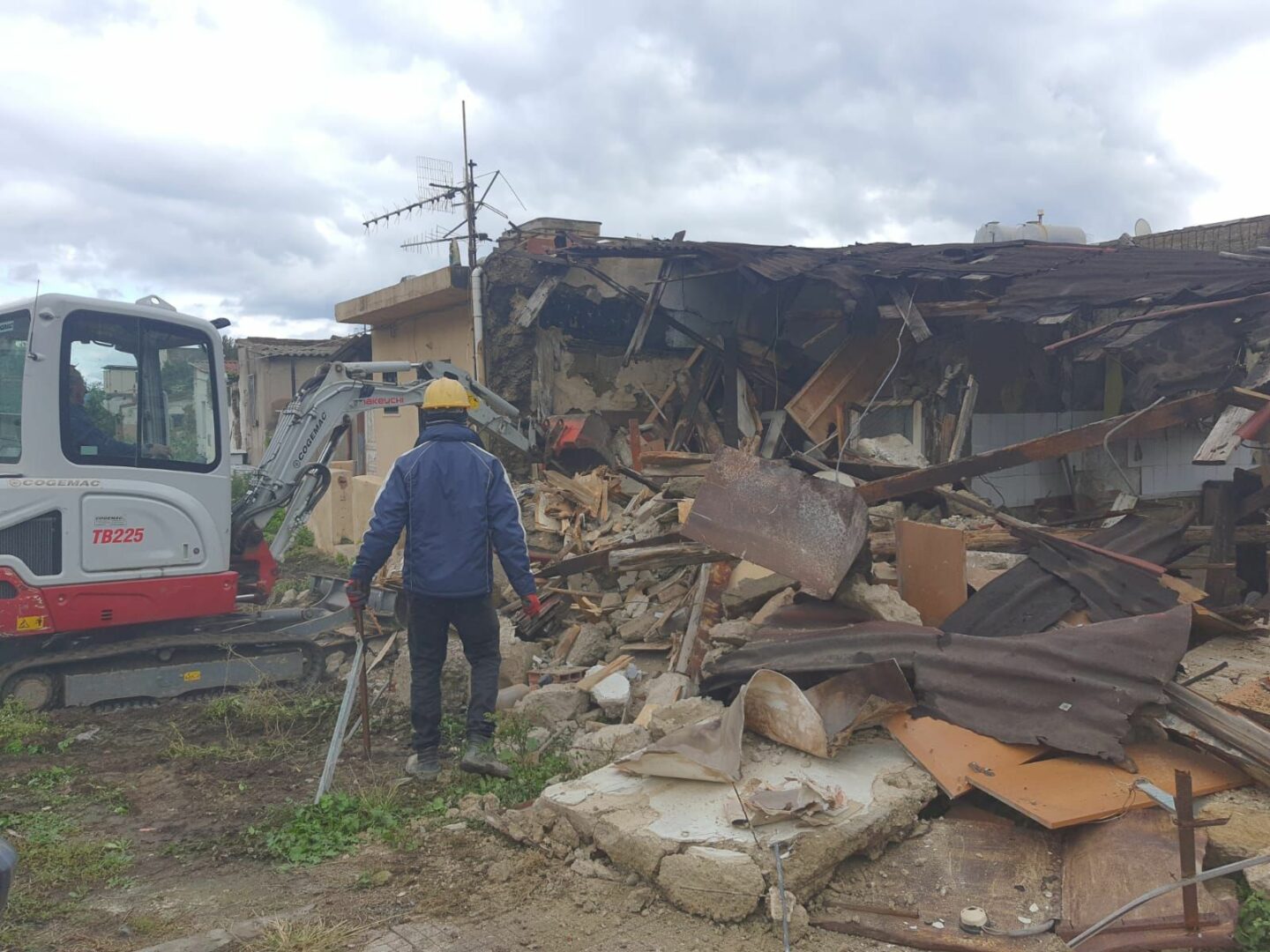 A Messina avviata la demolizione delle baracche di via Taormina