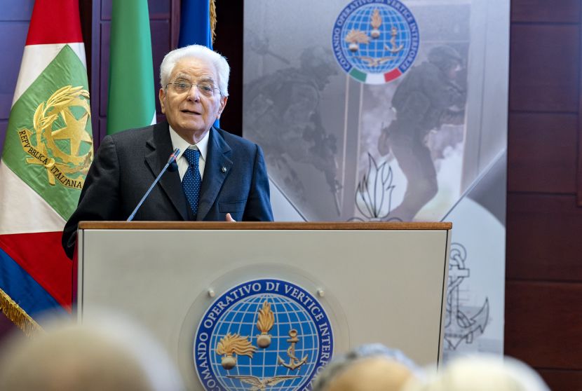 Mattarella: “Dalle forze armate grande contributo al Paese”