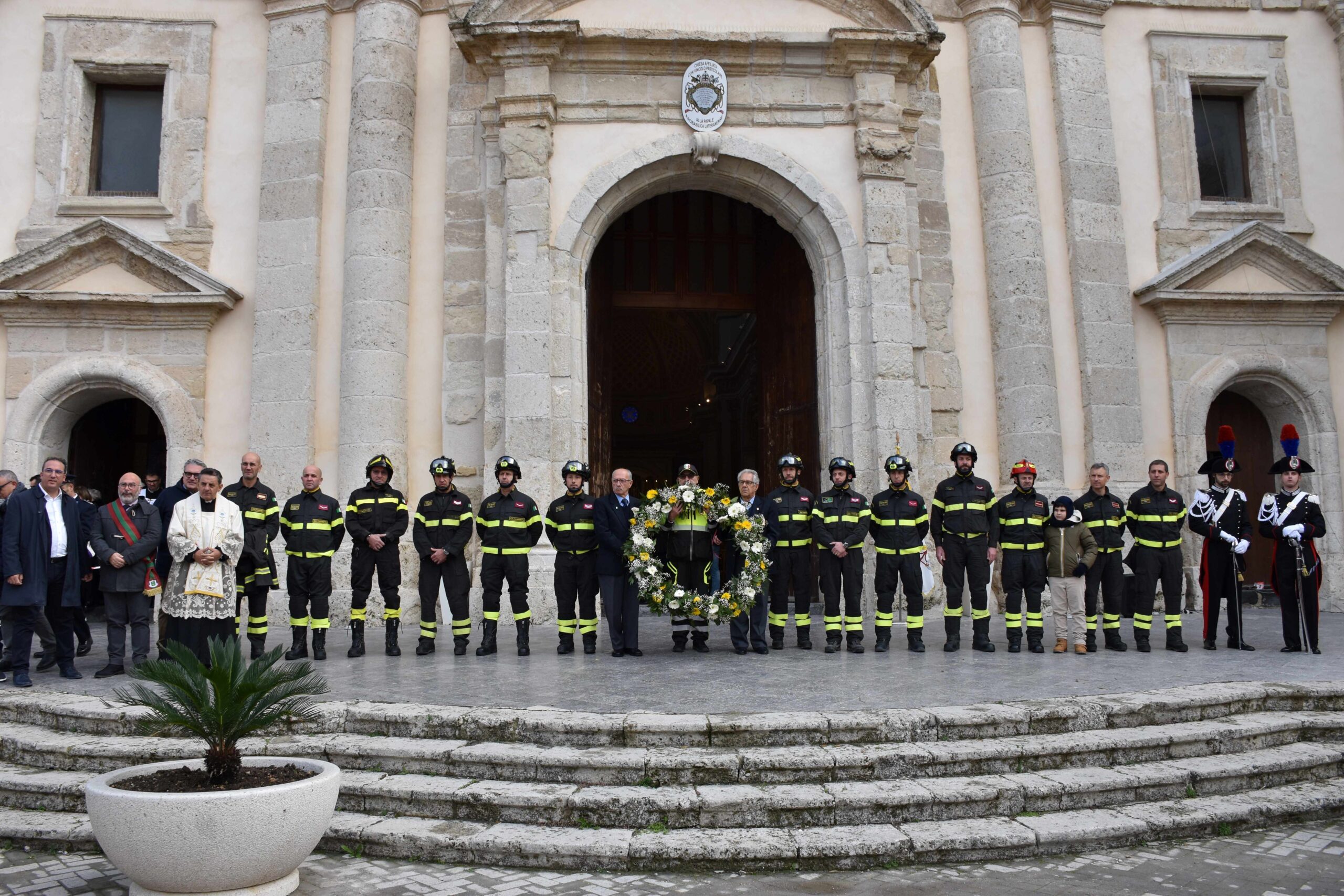 San Cataldo. Per il 15° anno i Vigili del Fuoco partecipano all’Atto di venerazione all’Immacolata sulla facciata della Chiesa Madre