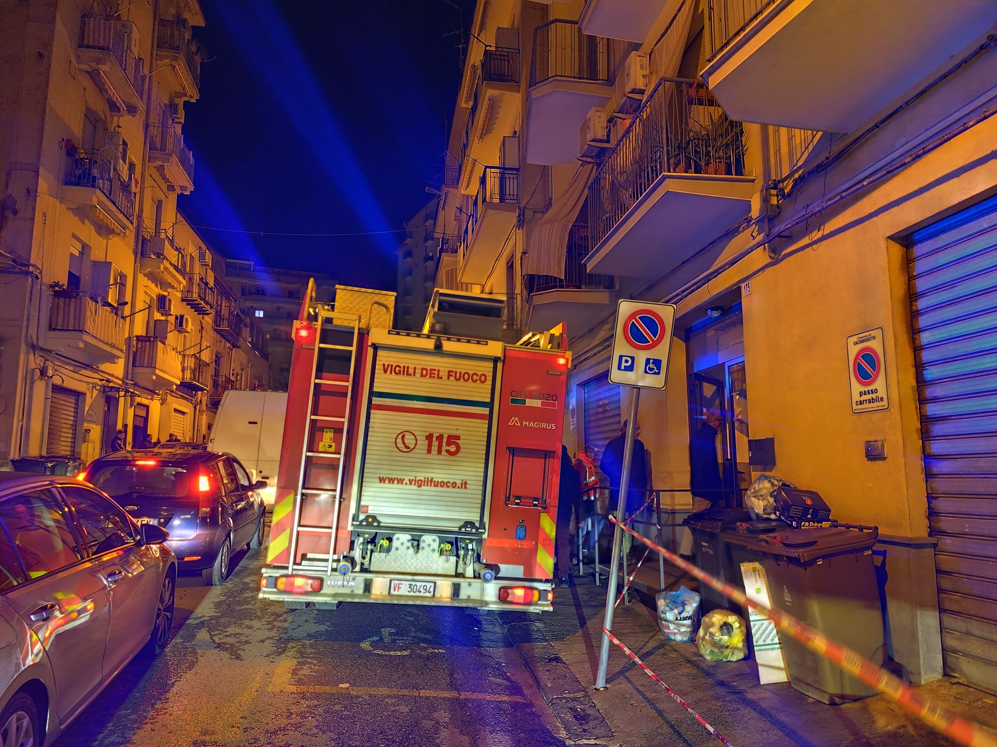 Caltanissetta. Sopralluogo dei Vigili del Fuoco al civico 175 di via Redentore per la presenza di lesioni