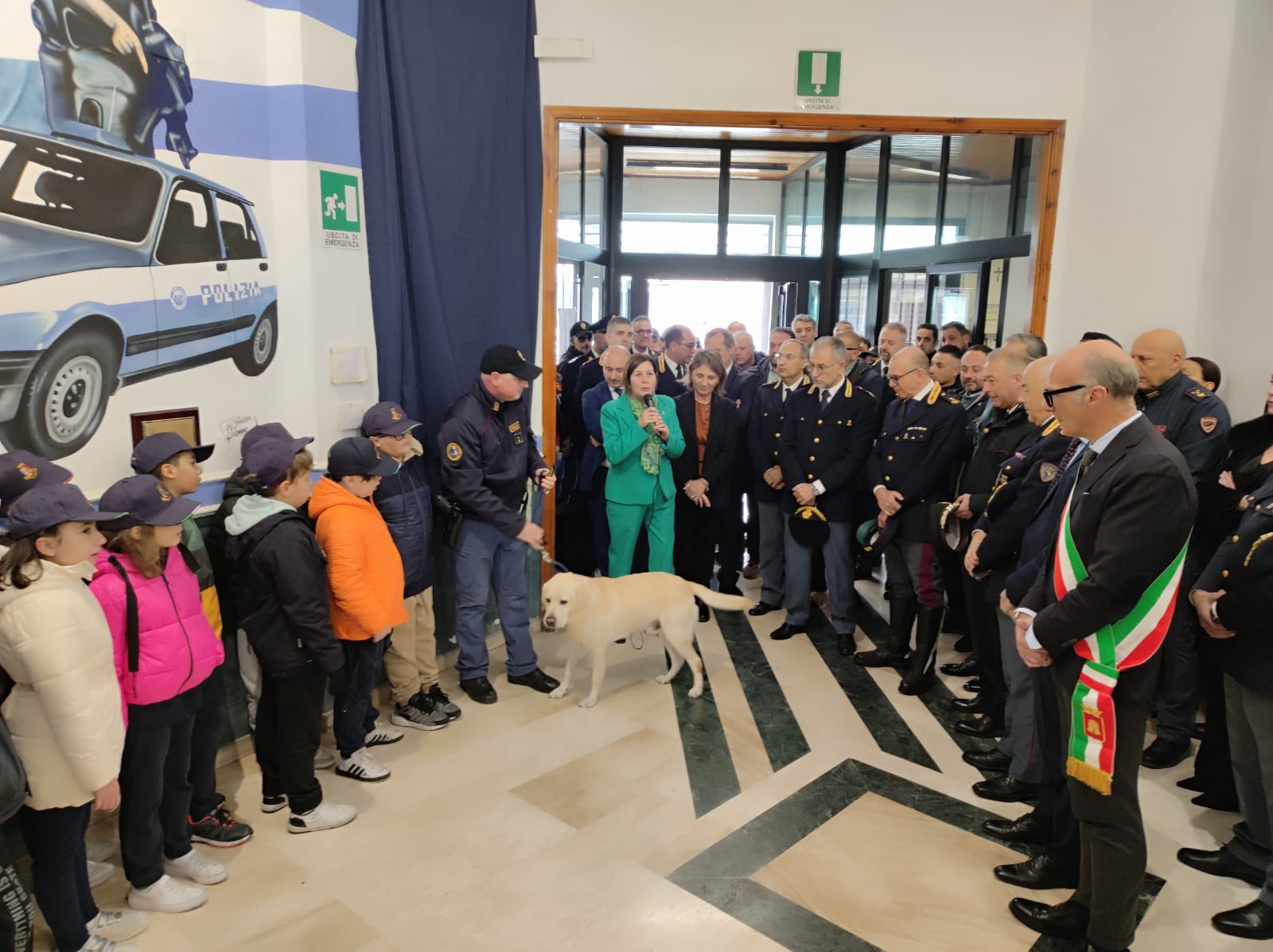 Caltanissetta. In Questura scoperta targa raffigurante conduttore cinofilo con il suo cane