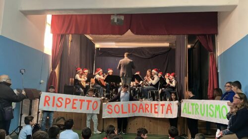 Mussomeli, 2° classi del “Padre Messina” e Padre Puglisi con l’evento in Via Pola “Natale di Solidarietà”. Applausi agli alunni e docenti