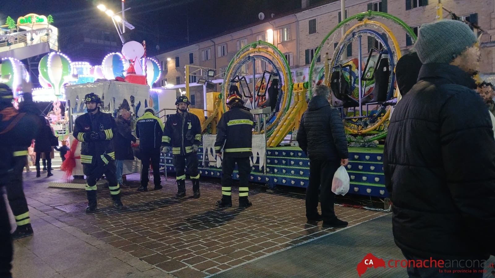 Grave una ragazza volata fuori da giostra a palla in un Luna park natalizio