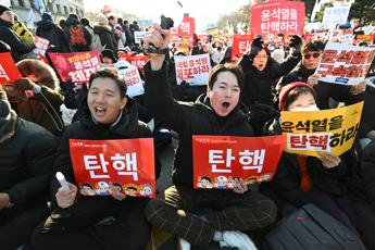 Corea del Sud, migliaia in piazza contro Yoon: oggi il voto di impeachment