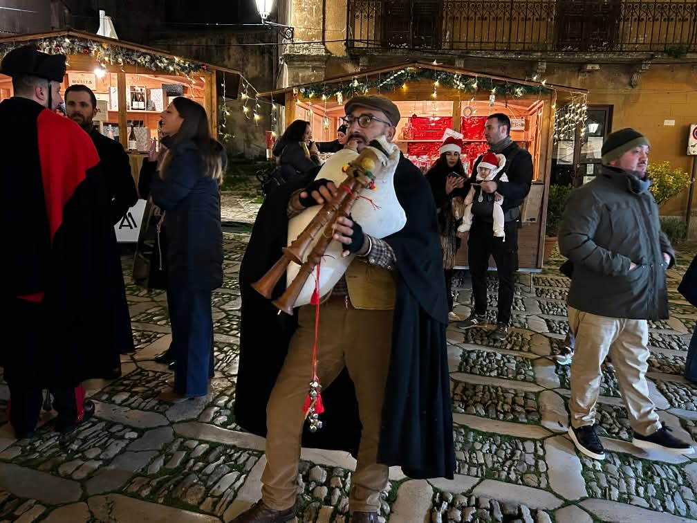 Sicilia. EricèNatale, il borgo dei presepi apre le porte: mercatini, luminarie e gastronomia