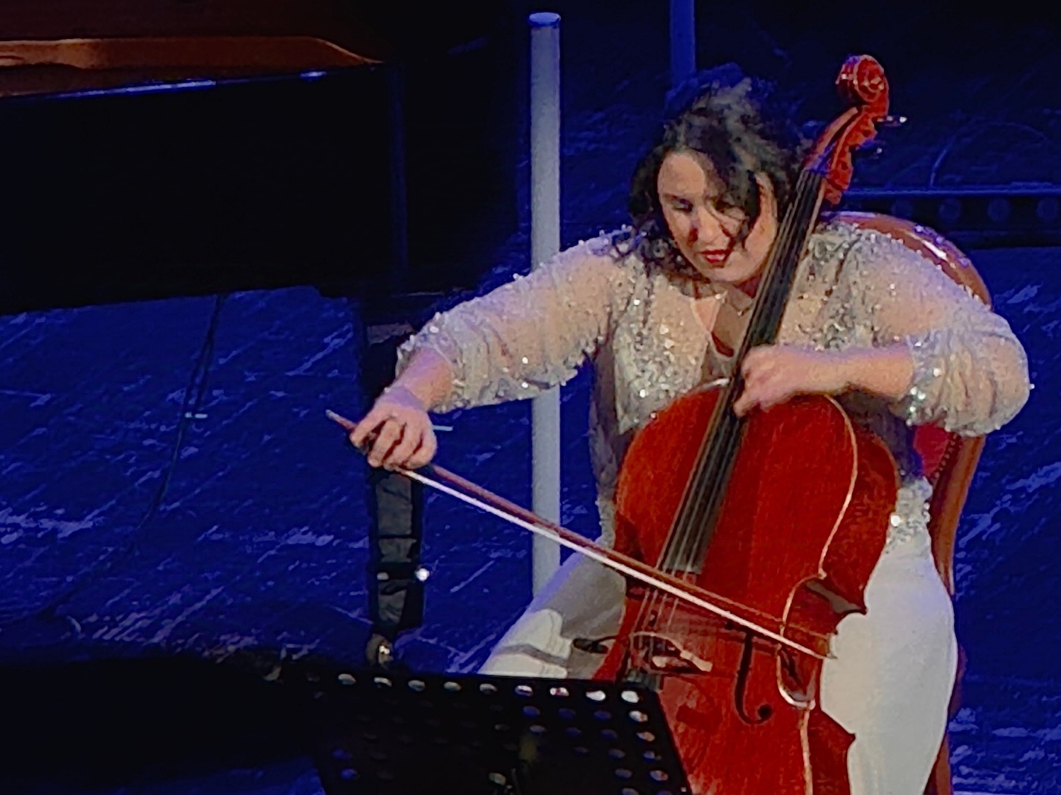 La violoncellista nissena Eliana Miraglia incanta gli spettatori del  Teatro Regina Margherita di Caltanissetta