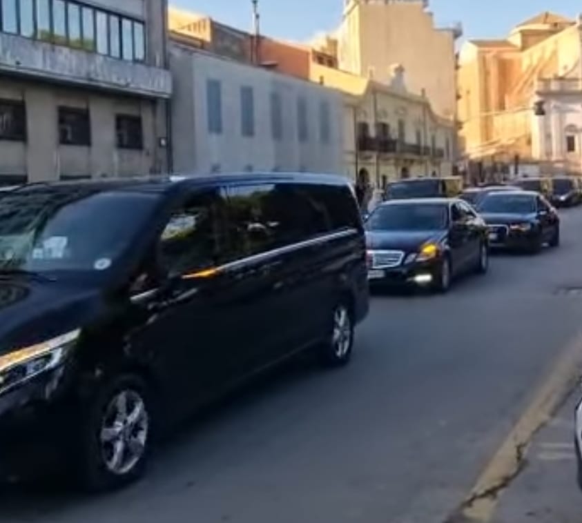 Palermo. Van e auto nere in piazza per la protesta degli Ncc contro i decreti Salvini