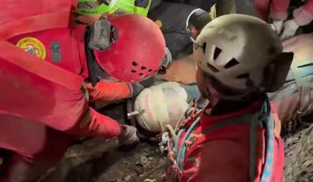 Ottavia Piana è salva, fuori dalla grotta la speleologa rimasta intrappolata