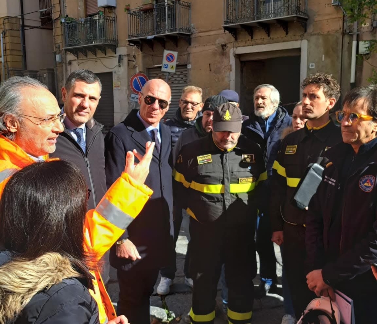 Edifici evacuati in via Redentore, gli aggiornamenti dopo il sopralluogo: riaperto Corso Umberto, si aspetta l’esito dei  fessurimetri per il rientro delle famiglie