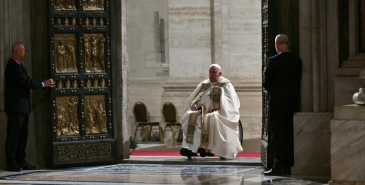 Giubileo,il Papa apre la Porta Santa della Speranza contro le “desolazioni del mondo”