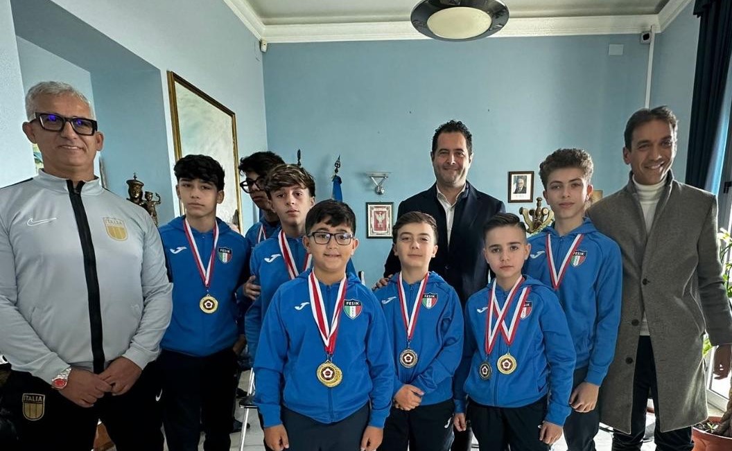 I campioncini gelesi di karate della Powergym  premiati in municipio