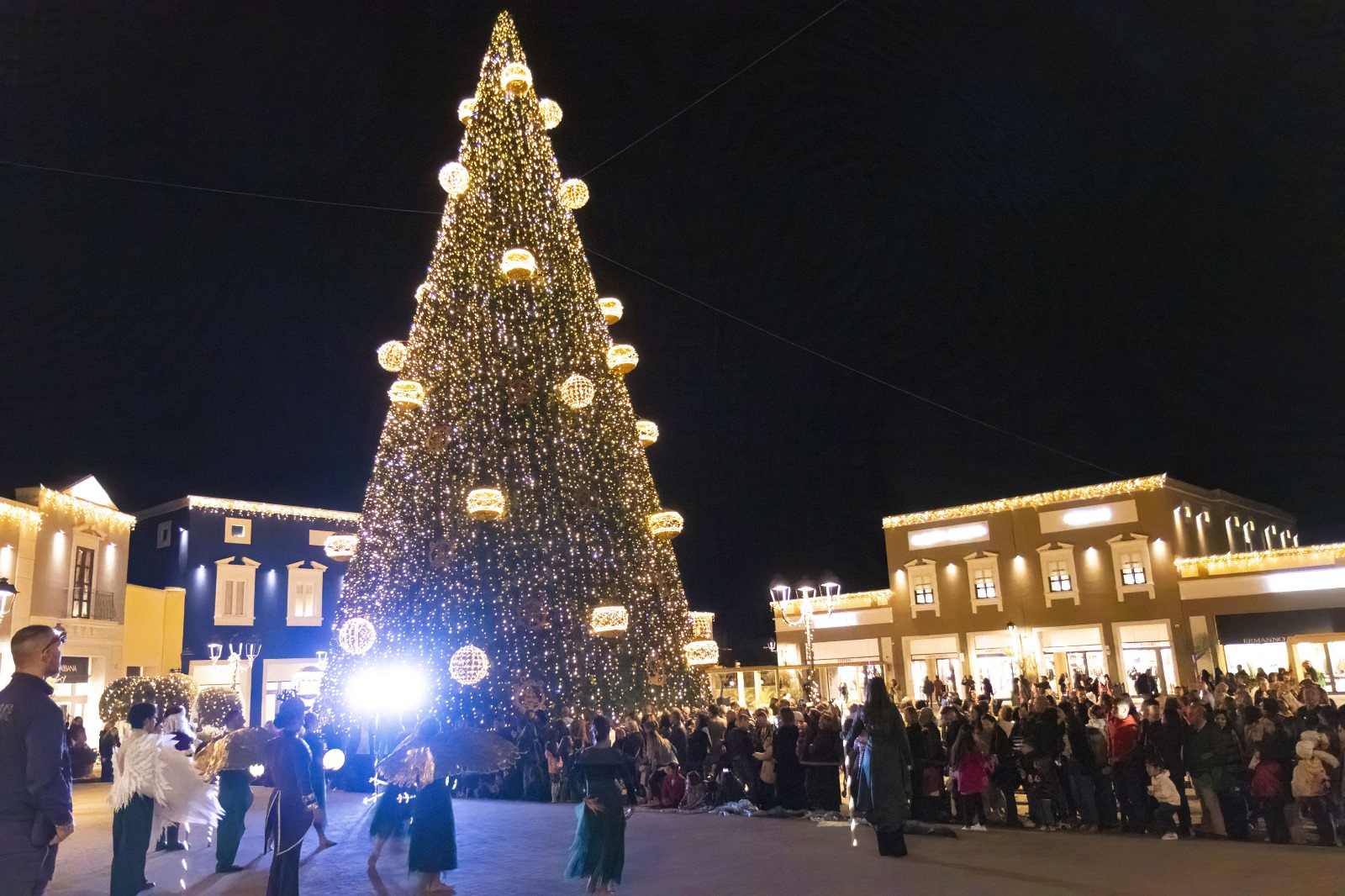 Sicilia Outlet Village 2025 all’insegna di straordinarie aperture: negozi aperti fino alle 21 e il 6 gennaio arriva la Befana