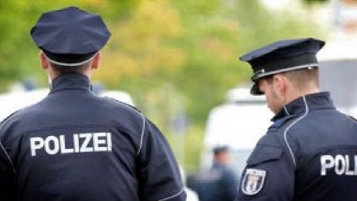 A Berlino un uomo armato di coltello aggredisce più persone e ne ferisce due: arrestato dalla Polizia