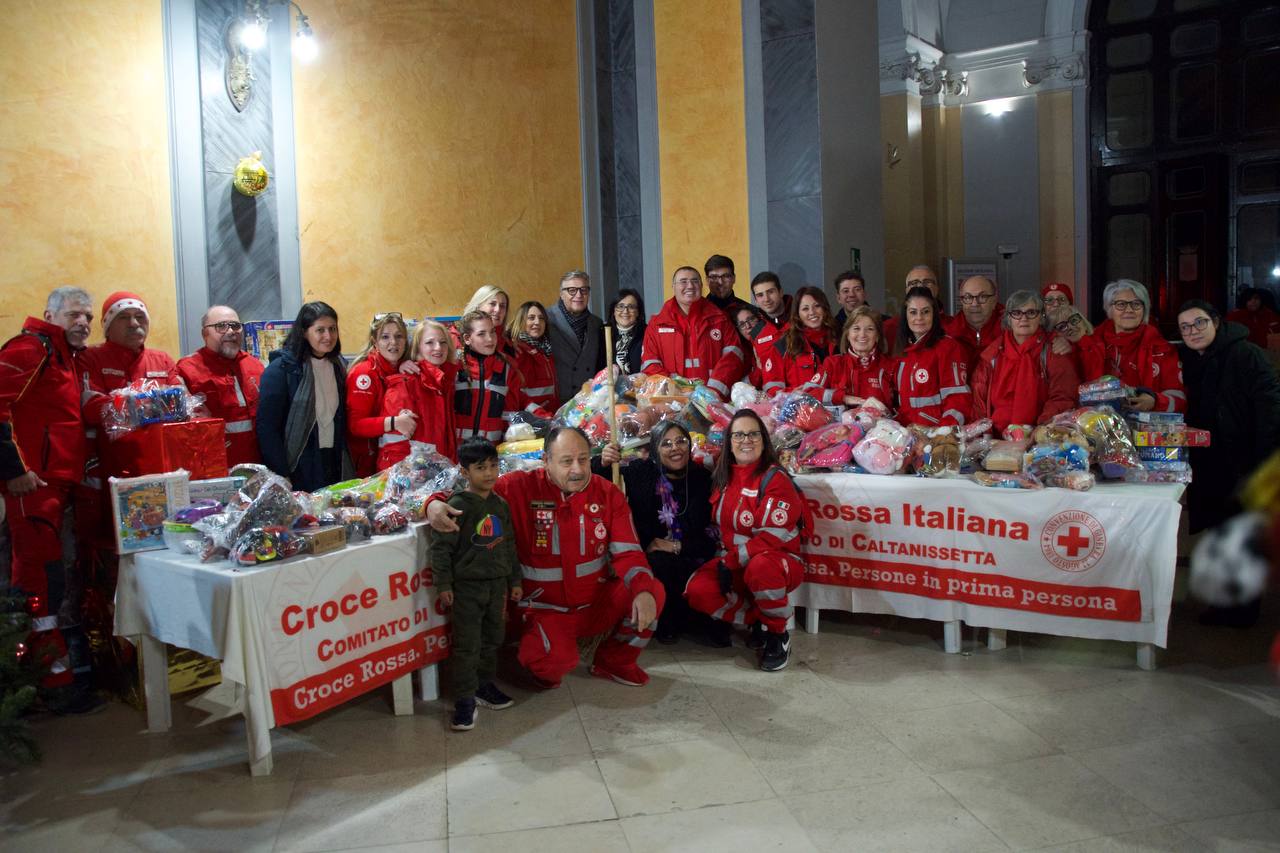 La befana della Croce Rossa distribuisce i giocattoli ai bambini. Atrio del Comune di Caltanissetta invaso dai sorrisi di bambini festanti