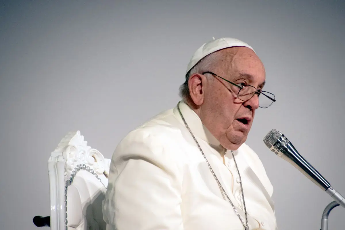 Papa Francesco: “C’è bisogno di speranza, di luce e di pace”